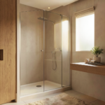 Petite salle de bain minimaliste avec douche à l'italienne, carrelage blanc et robinetterie noire épurée