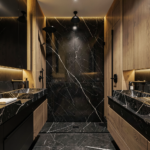 Salle de bain sombre avec carrelage noir, vasque en marbre blanc et robinetterie dorée, style moody moderne