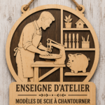 Atelier créatif avec des motifs en bois et des tirelires à réaliser