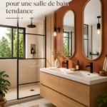 Salle de bain avec revêtements en bois et accessoires en terracotta