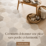 Une pièce joliment cloisonnée avec lumière naturelle poussant à travers des séparations en verre.