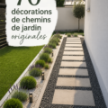 Un jardin avec des chemins décorés de pierres et de plantes originales, créant une ambiance accueillante.