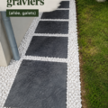 Entrée moderne avec dalles en pierre et gravier décoratif