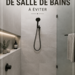 Salle de bain moderne avec une décoration élégante et fonctionnelle.