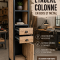 Étagère colonne moderne en bois et métal dans un salon élégant.