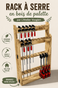 Rack en bois de palettes pour serre avec plantes variées