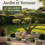 Un beau jardin bien aménagé avec des plantes variées et une terrasse accueillante.