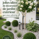 Un jardin décoré avec des plantes colorées et des meubles d'extérieur confortables.