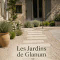 Une terrasse joliment aménagée par Les Jardins de Glanum à Saint-Rémy-de-Provence.