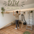 Un lit mezzanine en bois stylé, optimisant l'espace dans une chambre