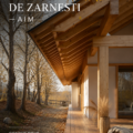 Vue extérieure de la maison Zarnesti avec son architecture unique.