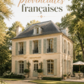 Une maison provinciale française typique avec des volets colorés et un jardin fleuri.