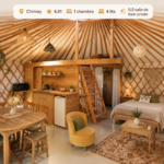 Une yourte accueillante à Chimay, entourée de verdure, idéale pour un séjour relaxant.