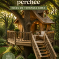 Une jolie cabane dans les arbres aménagée avec un patio cosy dans un jardin verdoyant.