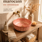 Un lavabo marocain en céramique peint à la main, ajoutant une touche artisanale à une salle de bain moderne.