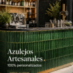 Exemple de salle de bain décorée avec des azulejos artisanaux colorés