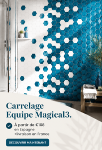 Salle de bain moderne avec carrelage élégant et pratique