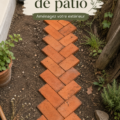 Un patio cosy avec un mobilier en bois et des plantes fleuries