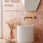 Salle de bain rose avec des accents modernes et chaleureux