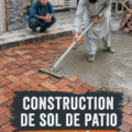 Un patio avec un sol en bois élégant et des meubles confortables