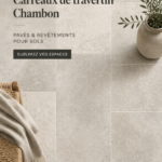 Salle de bain moderne avec revêtement en travertin, mélange de touches naturelles et élégantes.