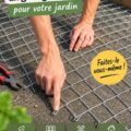 Clôture en treillis élégante dans un jardin fleuri, apportant une note de charme.