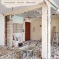 Salle de bain moderne et rénovée avec un design chaleureux