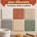 Mur texturé dans une salle de bain avec des couleurs apaisantes.