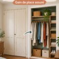 Vieux meuble transformé en dressing ouvert dans une chambre moderne.